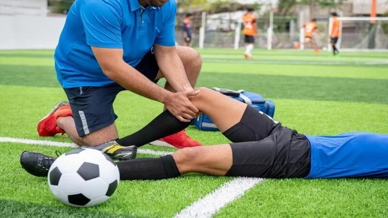 Chấn thương b&oacute;ng đ&aacute; thường xuất hiện ở phần g&acirc;n khoeo